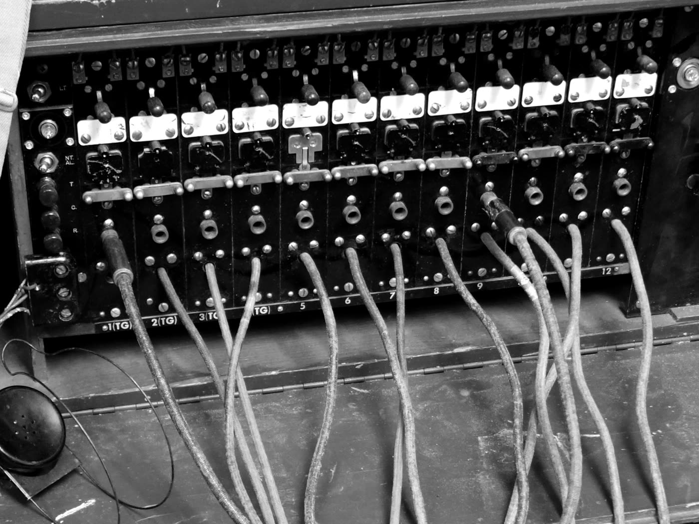Panel de una centralita telefónica antigua, con sus clavijas y cables